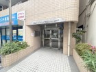 お客様をお迎えする玄関は落ち着いた雰囲気。帰り着くたびに洗練されたテイストの空間に迎えられ誇りと喜びを感じる玄関まわりです。