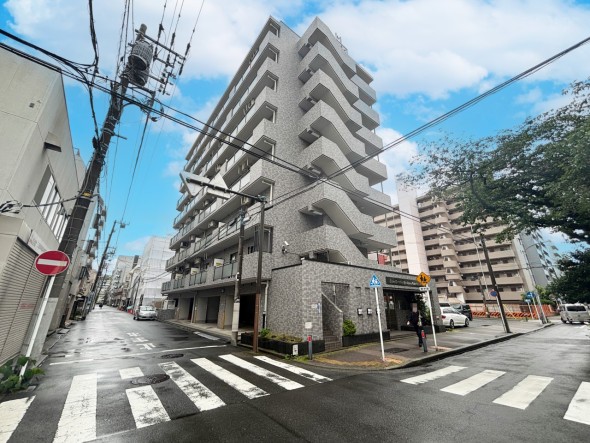 爽やかな青空の下に贅沢なほどに降り注ぐ陽光、豊かな居住性と、クオリティが見事に調和した住空間は、住まうことの喜びを感じさせてくれ