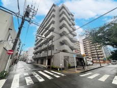 爽やかな青空の下に贅沢なほどに降り注ぐ陽光、豊かな居住性と、クオリティが見事に調和した住空間は、住まうことの喜びを感じさせてくれ