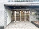 お客様をお迎えする玄関は落ち着いた雰囲気。帰り着くたびに洗練されたテイストの空間に迎えられ誇りと喜びを感じる玄関まわりです。