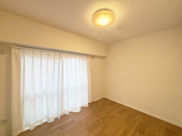 一日の疲れをいやしてくれる主寝室。時を忘れて過ごす場所として過ごせるお部屋です。