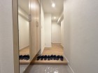 スッキリとした形の玄関なので、ご家族でお住まいでも整理整頓された状態でお使い頂けます。