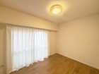 一日の疲れをいやしてくれる主寝室。時を忘れて過ごす場所として過ごせるお部屋です。