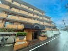 爽やかな青空の下に贅沢なほどに降り注ぐ陽光、豊かな居住性と、クオリティが見事に調和した住空間は、住まうことの喜びを感じさせてくれ