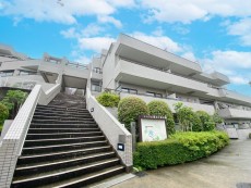 爽やかな青空の下に贅沢なほどに降り注ぐ陽光、豊かな居住性と、クオリティが見事に調和した住空間は、住まうことの喜びを感じさせてくれ