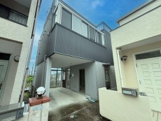 爽やかな青空の下に贅沢なほどに降り注ぐ陽光、豊かな居住性と、クオリティが見事に調和した住空間は、住まうことの喜びを感じさせてくれ
