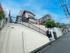 爽やかな青空の下に贅沢なほどに降り注ぐ陽光、豊かな居住性と、クオリティが見事に調和した住空間は、住まうことの喜びを感じさせてくれ