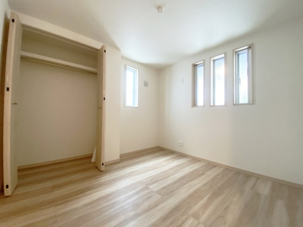 一日の疲れをいやしてくれる主寝室。時を忘れて過ごす場所として過ごせるお部屋です。