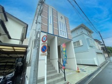 爽やかな青空の下に贅沢なほどに降り注ぐ陽光、豊かな居住性と、クオリティが見事に調和した住空間は、住まうことの喜びを感じさせてくれ
