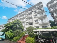 爽やかな青空の下に贅沢なほどに降り注ぐ陽光、豊かな居住性と、クオリティが見事に調和した住空間は、住まうことの喜びを感じさせてくれ