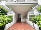 お客様をお迎えする玄関は落ち着いた雰囲気。帰り着くたびに洗練されたテイストの空間に迎えられ誇りと喜びを感じる玄関まわりです。