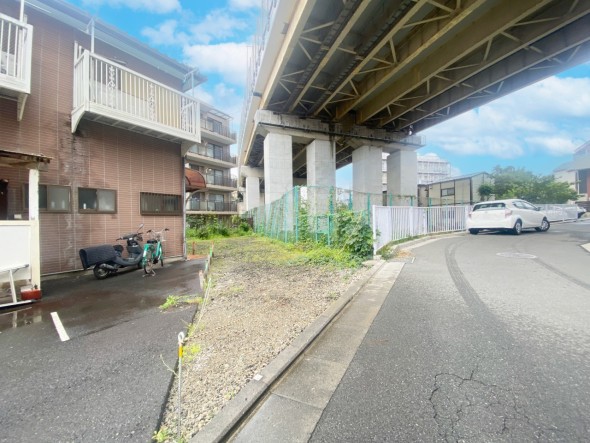 前面道路が広くお車の出し入れもスムーズ