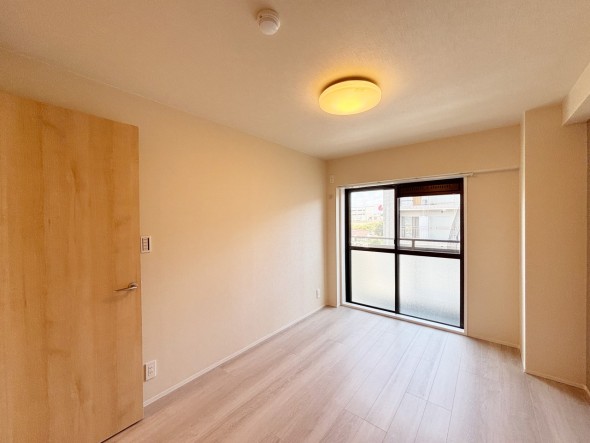 フローリングの部屋は清潔感があり、日々のお掃除も楽で助かりますね！
