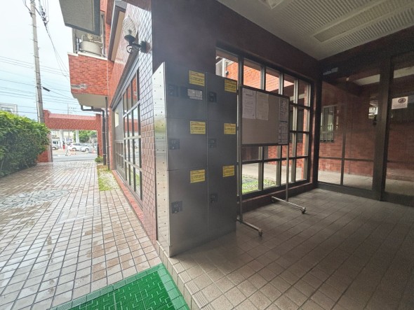 宅配ボックスがあるためご不在時であってもお帰りの際に大きな荷物をお受け取りいただけます。