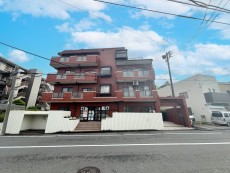 爽やかな青空の下に贅沢なほどに降り注ぐ陽光、豊かな居住性と、クオリティが見事に調和した住空間は、住まうことの喜びを感じさせてくれ
