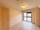 フローリングの部屋は清潔感があり、日々のお掃除も楽で助かりますね！