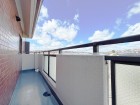 日差しの差し込むバルコニー