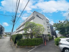 爽やかな青空の下に贅沢なほどに降り注ぐ陽光、豊かな居住性と、クオリティが見事に調和した住空間は、住まうことの喜びを感じさせてくれ
