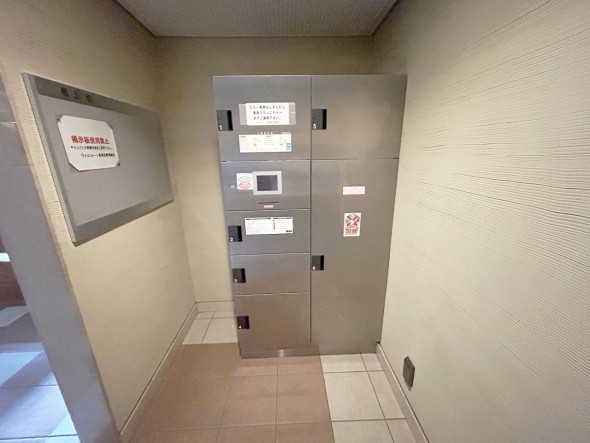 宅配ボックスがあるためご不在時であってもお帰りの際に大きな荷物をお受け取りいただけます。