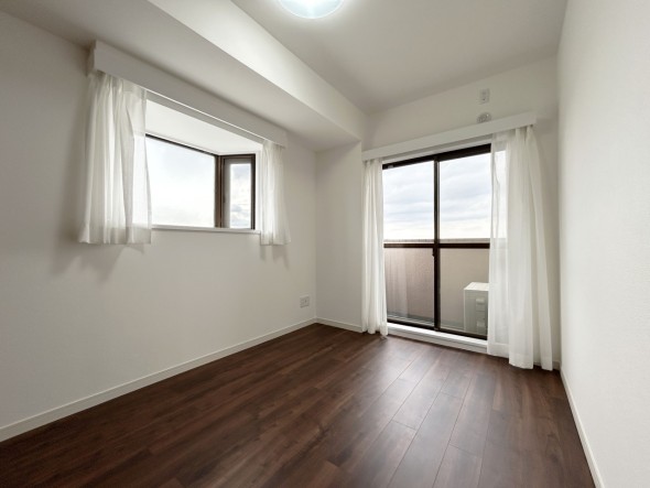 一日の疲れをいやしてくれる主寝室。時を忘れて過ごす場所として過ごせるお部屋です。