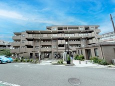 爽やかな青空の下に贅沢なほどに降り注ぐ陽光、豊かな居住性と、クオリティが見事に調和した住空間は、住まうことの喜びを感じさせてくれ