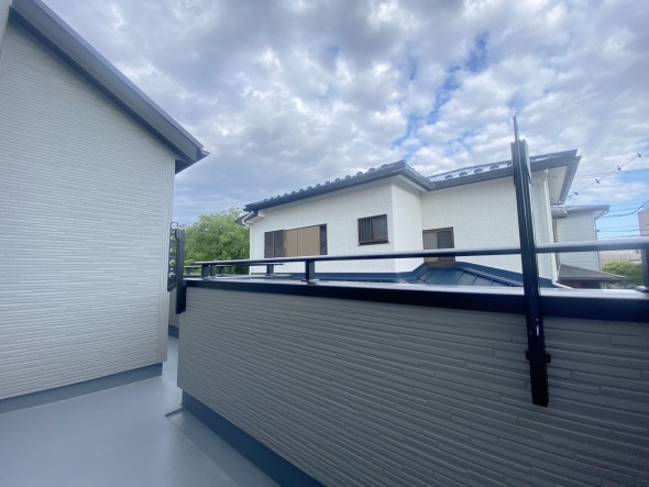 日差しの差し込むバルコニー