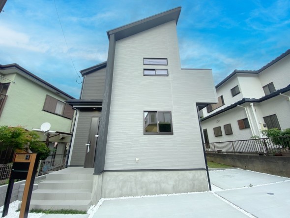 爽やかな青空の下に贅沢なほどに降り注ぐ陽光、豊かな居住性と、クオリティが見事に調和した住空間は、住まうことの喜びを感じさせてくれ