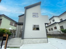 爽やかな青空の下に贅沢なほどに降り注ぐ陽光、豊かな居住性と、クオリティが見事に調和した住空間は、住まうことの喜びを感じさせてくれ