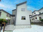 爽やかな青空の下に贅沢なほどに降り注ぐ陽光、豊かな居住性と、クオリティが見事に調和した住空間は、住まうことの喜びを感じさせてくれ