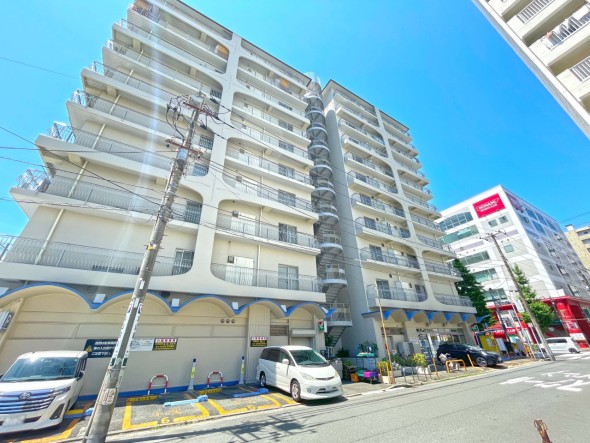 マンション外観。生活利便性に優れた立地環境。