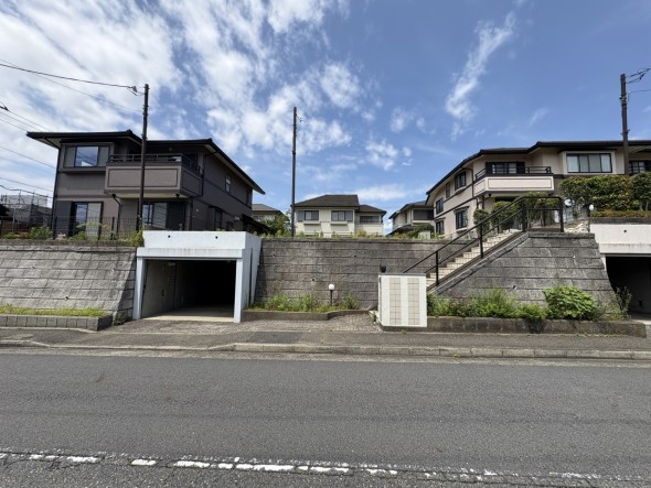 とても開放感ある土地です！日当たりの良さが外観からも伝わります！