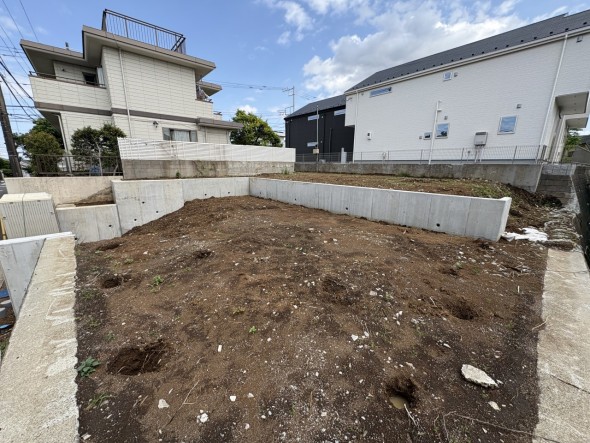 ふりそそぐ陽射しと青空を背景に、更なる美しさを醸す開放的な空間。