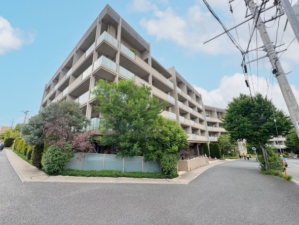 爽やかな青空の下に贅沢なほどに降り注ぐ陽光、豊かな居住性と、クオリティが見事に調和した住空間は、住まうことの喜びを感じさせてくれ