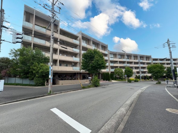 マンション外観。生活利便性に優れた立地環境。