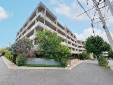 爽やかな青空の下に贅沢なほどに降り注ぐ陽光、豊かな居住性と、クオリティが見事に調和した住空間は、住まうことの喜びを感じさせてくれ