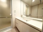真っ白な洗面台で、気持ちの良い朝を迎えられそうです。