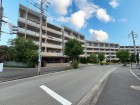 マンション外観。生活利便性に優れた立地環境。