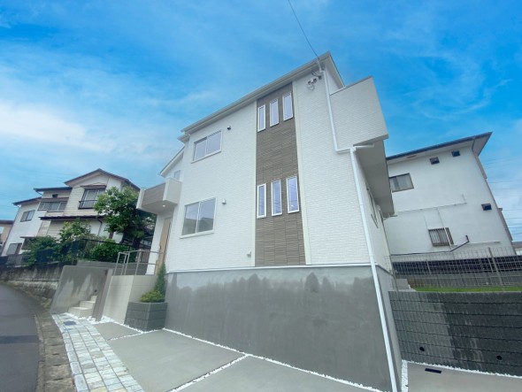 爽やかな青空の下に贅沢なほどに降り注ぐ陽光、豊かな居住性と、クオリティが見事に調和した住空間は、住まうことの喜びを感じさせてくれ