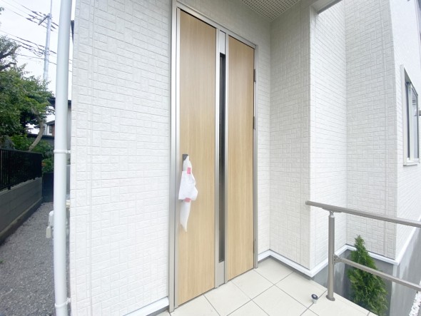 お客様をお迎えする玄関は落ち着いた雰囲気。