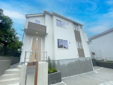 爽やかな青空の下に贅沢なほどに降り注ぐ陽光、豊かな居住性と、クオリティが見事に調和した住空間は、住まうことの喜びを感じさせてくれ