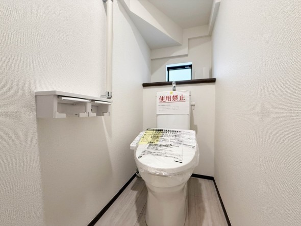ウォシュレット機能付きの清潔感のあるトイレ。