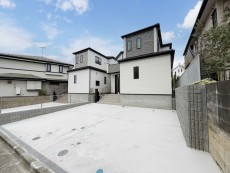 爽やかな青空の下に贅沢なほどに降り注ぐ陽光、豊かな居住性と、クオリティが見事に調和した住空間は、住まうことの喜びを感じさせてくれ