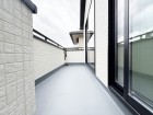 気持ちのいい空が見渡せる広いバルコニー。