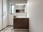 十分な大きさの洗面台は、身だしなみチェックや歯磨きなど、朝の慌ただしい時間でも余裕とゆとりを感じて頂けます。