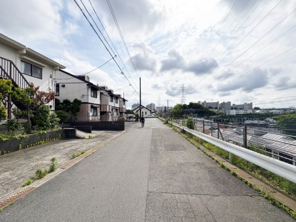 前面道路が広くお車の出し入れもスムーズ