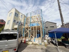爽やかな青空の下に贅沢なほどに降り注ぐ陽光、豊かな居住性と、クオリティが見事に調和した住空間は、住まうことの喜びを感じさせてくれ