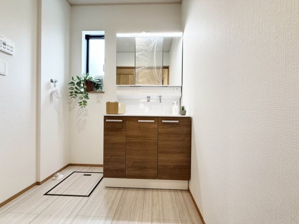 十分な大きさの洗面台は、身だしなみチェックや歯磨きなど、朝の慌ただしい時間でも余裕とゆとりを感じて頂けます。