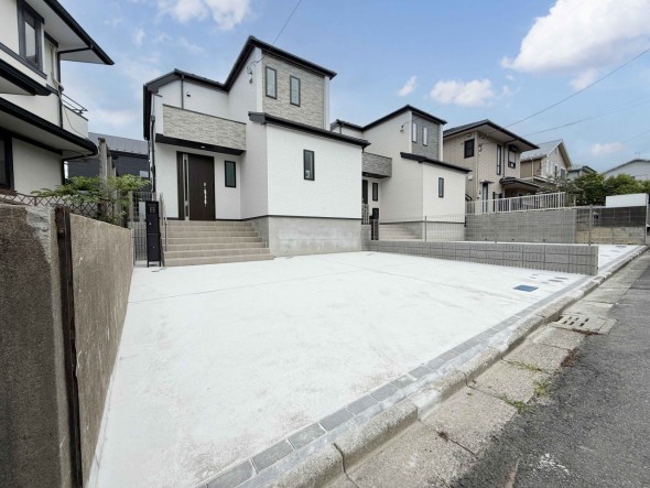 爽やかな青空の下に贅沢なほどに降り注ぐ陽光、豊かな居住性と、クオリティが見事に調和した住空間は、住まうことの喜びを感じさせてくれ