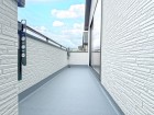 日差しの差し込むバルコニー