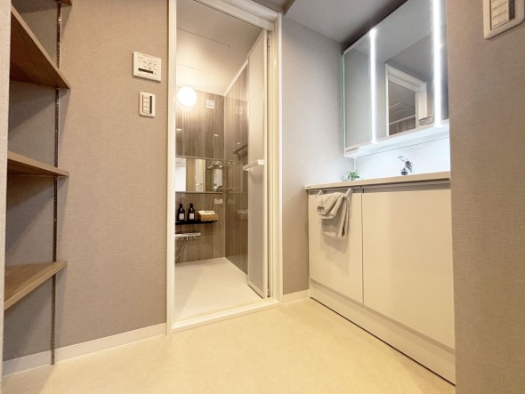 脱衣スペースを含む空間はゆとりの広さ。